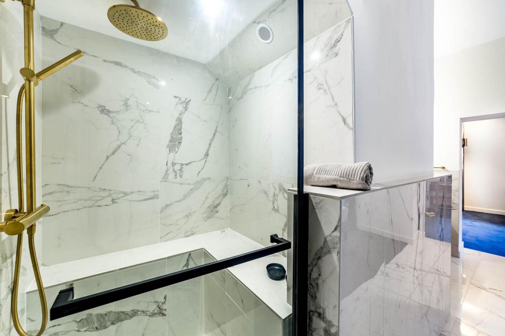 High-End Apartment Overlooking The Quays Ail Lyon Bagian luar foto